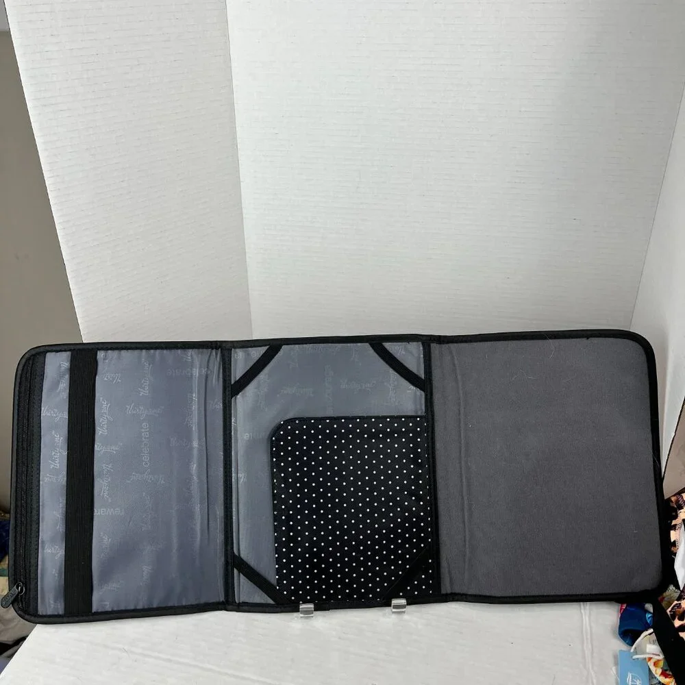 Thirty-one Bold Blossoms Organizer/Notebook cover, 10.25